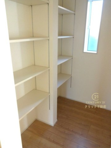 ブルーミングガーデン  水戸市赤塚１丁目　1の収納|キッチン横のパントリーが嬉しい！生活感の出やすい消耗品や食材のストックはこちらへどうぞ♪棚は可動式なので置きたいものに合わせた使い方ができます。窓を設けて通風採光にも配慮。（写真は完成イメージ）