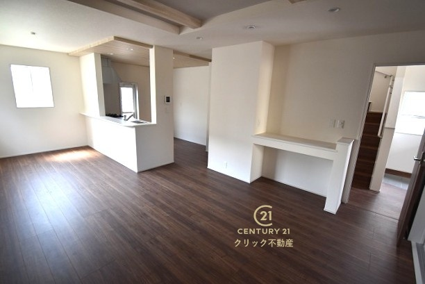 ブルーミングガーデン  水戸市赤塚１丁目　2の居間・リビング|洗練されたLDK。カウンターは家族共有のパソコンを置いたり、ちょっとした書き物ができたりする、自由で便利なスペースです。白を基調とした内装ですので、あらゆるスタイルのインテリアが馴染みます。