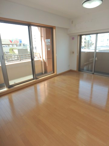クレアメゾン鶴ヶ島ステーションフロントの居間・リビング|4階南西角部屋につき日当たり良好