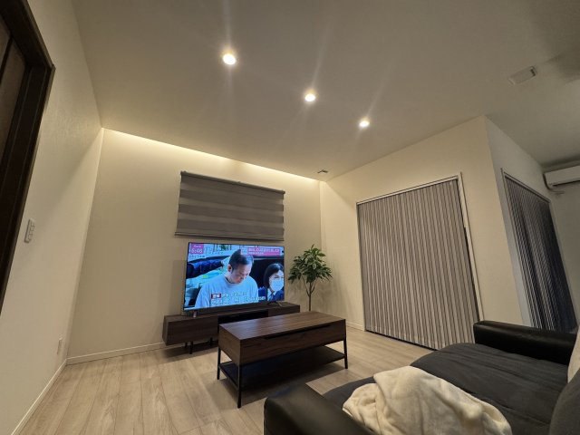 －三丁目不動産-秩父市大野原　築浅戸建の居間・リビング|ゆったりとした居間です