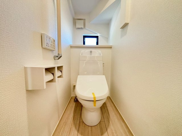 町田市原町田2丁目のトイレ|清潔感のあるトイレは、毎日快適に使える空間。掃除しやすい素材や機能を備え、家族みんなが気持ちよく利用