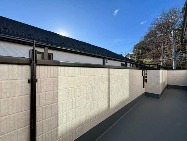 町田市原町田2丁目のバルコニー|バルコニーは外の景色を楽しみながら、リラックスできる空間。屋外での家事やガーデニングも可能で、生活に