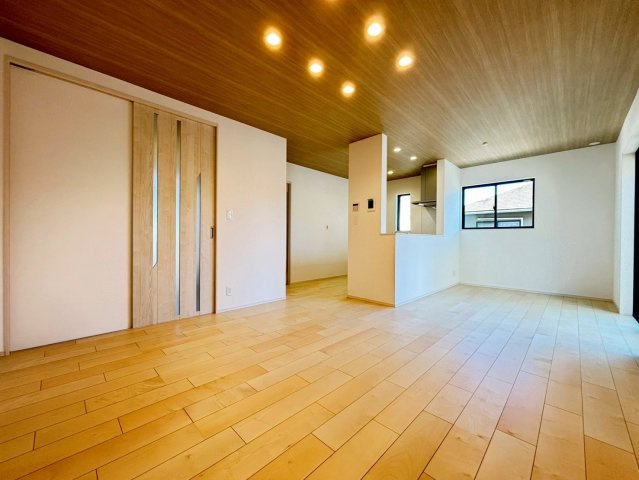 町田市原町田2丁目の居間・リビング|広々としたリビングは家族みんなが快適に過ごせる空間。ソファやダイニングをゆったり配置でき、家具のレイ