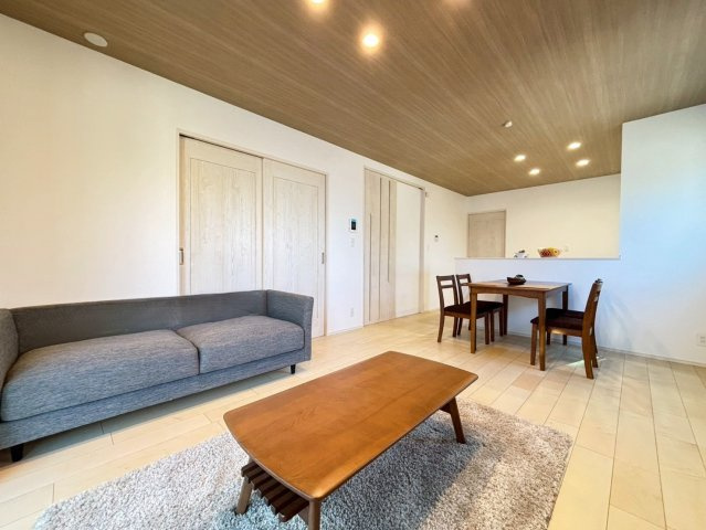 町田市原町田2丁目の居間・リビング|家族の笑顔が自然と集まるリビング。会話や団らんを楽しみながら、子どもたちの遊び場としても活用できる、