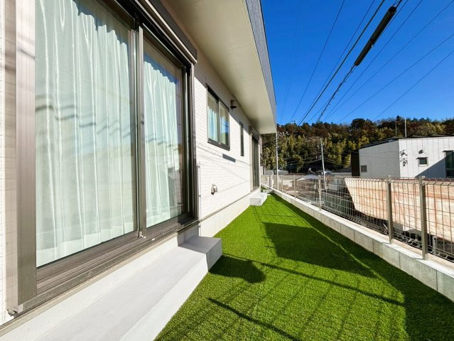 町田市成瀬2丁目の庭|敷地の南側に設けられた庭は、日当たりが良く明るい空間で、ガーデニングや家庭菜園、子どもの遊び場として