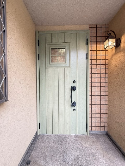 練馬区西大泉一丁目戸建の玄関|収納もある玄関です