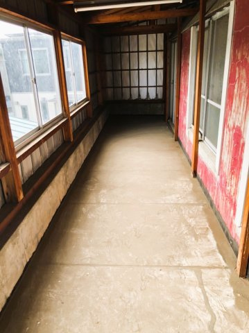 埼玉県さいたま市岩槻区裏慈恩寺のその他共用部分|長く続く窓際スペースは、植物を育てるサンルームや、読書を楽しむワークスペースにも