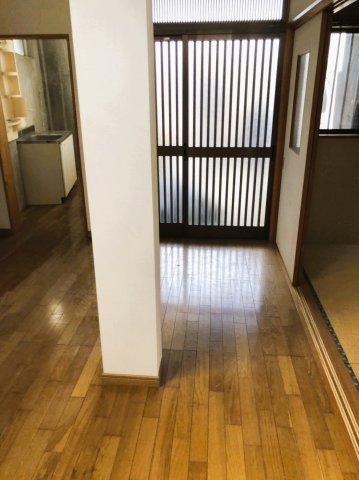 埼玉県さいたま市岩槻区裏慈恩寺の玄関|温もりある木の玄関。趣ある格子戸が家族を優しく迎えます
