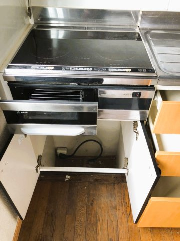 埼玉県さいたま市岩槻区裏慈恩寺のキッチン|お手入れ楽々なIH仕様。レトロな中に現代の利便性をプラス