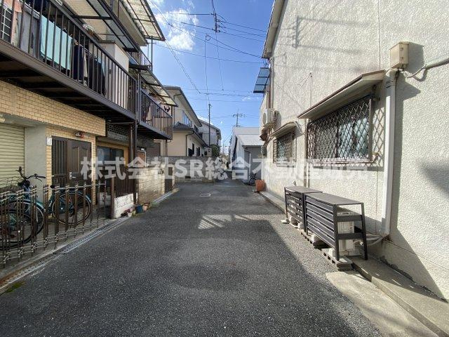 横沼町1丁目中古戸建の前面道路含む現地写真|弊社は中古戸建のご紹介、その後のリフォームのご提案、
賃貸物件のご紹介、すべてご対応可能です。
お客様にあったプランをご提案致します。
まずはお問合せ下さいませ。
