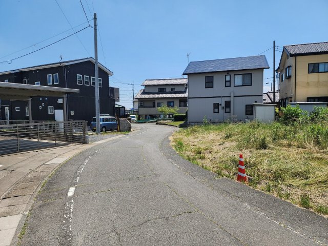 高崎市金古町売土地の前面道路含む現地写真