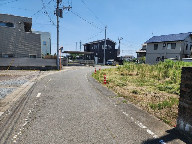 高崎市金古町売土地の前面道路含む現地写真