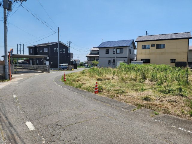 高崎市金古町売土地の前面道路含む現地写真
