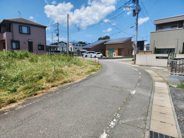 高崎市金古町売土地の前面道路含む現地写真