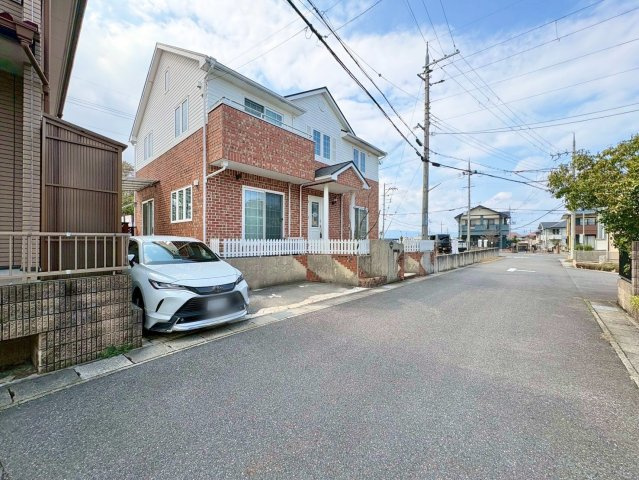 草津市追分6丁目　中古戸建ての前面道路含む現地写真