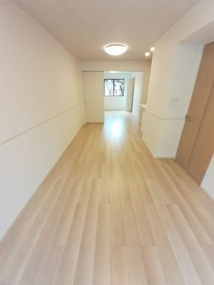 【居間・リビング】 | メゾン・カイティスⅡ | 【メゾン・カイティスⅡ】ゆったりとした居間です