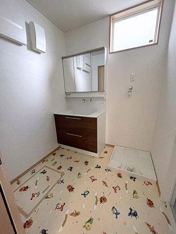 【エコnaホーム】　郡山市小原田1丁目　小原田小・小原田中の独立洗面台|三面鏡洗面台で朝の身支度もしやすい＆収納力も◎床はかわいいキャラクターです！