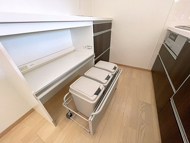 【エコnaホーム】　郡山市小原田1丁目　小原田小・小原田中のキッチン|収納やゴミ箱もございます！