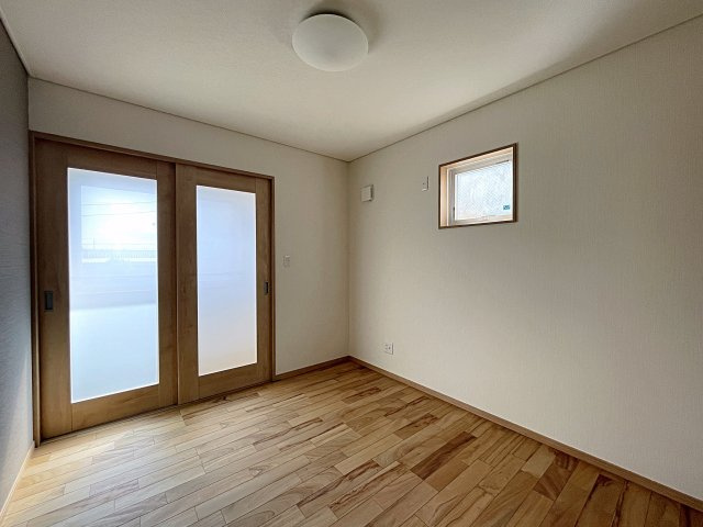 【エコnaホーム】　郡山市小原田1丁目　小原田小・小原田中の洋室|南西の5.2帖の洋室は家事室へ出入りが可能です！