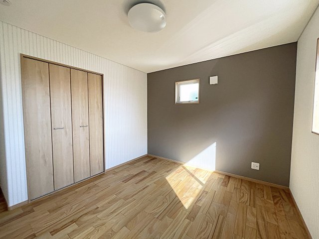 【エコnaホーム】　郡山市小原田1丁目　小原田小・小原田中の洋室|南東側の7.5帖の洋室。シンプルなのでどんなインテリアも合いそうですね！
