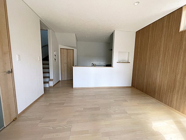 【エコnaホーム】　郡山市小原田1丁目　小原田小・小原田中の居間・リビング|キッチンからもリビングを見渡すことができます！