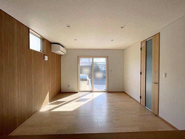 【エコnaホーム】　郡山市小原田1丁目　小原田小・小原田中の居間・リビング|南側の大きな窓から日差しが入りとても明るく気持ちの良いリビングです！