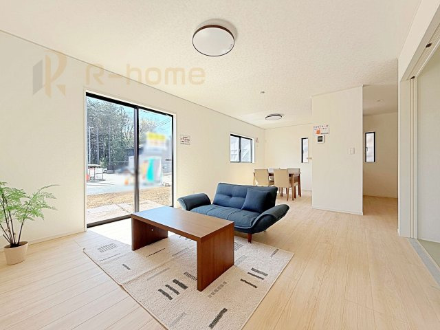 水戸市河和田町第3　新築戸建て　19号棟の居間・リビング|広々とした余裕のあるリビングです♪大きな窓からは自然光が届きます。