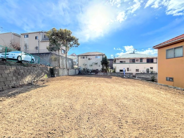 栄区長沼町　　建築条件付き売地の外観|◆一戸建てを中心とした街並みが整然と続き、周辺は高い建物が建っていないので、緑の多い閑静な趣を感じる環境です。街並みや周辺環境も重要なポイントです！！
