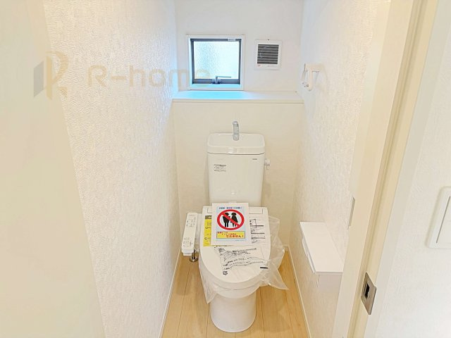 水戸市河和田町第3　新築戸建て　21号棟のトイレ|温水洗浄便座付きのトイレ。
トイレが２ヵ所設置で朝の忙しい時間でも安心です。