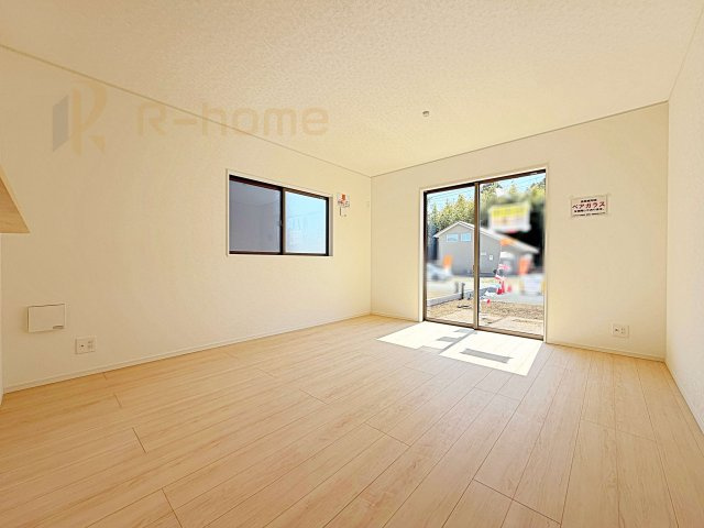 水戸市河和田町第3　新築戸建て　21号棟の居間・リビング|広くてとっても明るいLDK♪ストック品などの収納に便利なパントリー付き♪