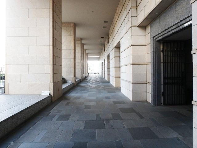 グランフロント大阪オーナーズタワーのその他共用部分|敷地の三方は水景に囲まれております。
敷地内通路も豪華な仕様になっております。