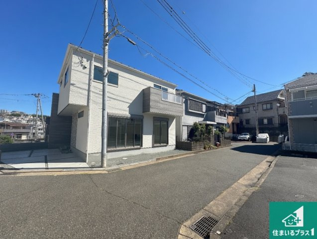 神戸市垂水区山手　第1期　新築一戸建ての前面道路含む現地写真|周辺は閑静な住宅街！前面道路広々で車の出し入れも便利です。駐車が苦手な方でも安心して車庫入れできます！