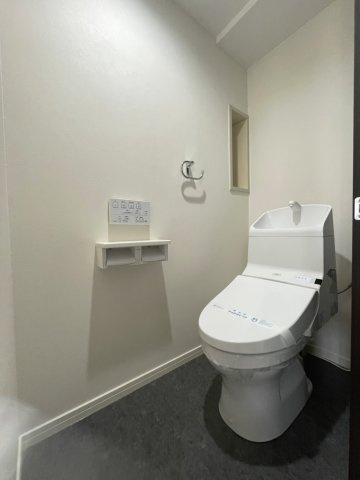 ファミール五日市中央のトイレ|温水洗浄便座トイレもクロスの張替えをおこなっています。便利な2ペーパーホルダーです。