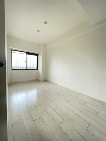 ファミール五日市中央の洋室|洋室約5.8帖。印象が変わるクロスの張替えでリフレッシュされた、気持ちのよい住空間です。