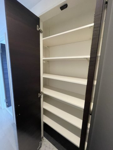 ファミール五日市中央の収納|玄関のシューズボックスはトールタイプ。サイズや種類違いの靴も整然と収納ができる可動棚です。