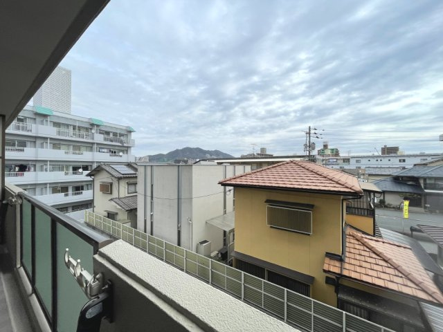 ファミール五日市中央の展望|前面はマンション敷地で駐車スペースのため、隣地との風通しも良好です！