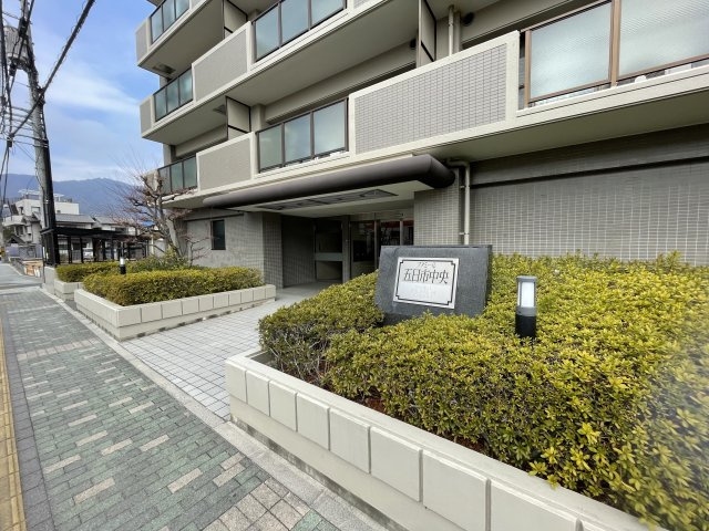 ファミール五日市中央のその他|マンション入り口前は歩道でお子様も安心。すぐそばに横断歩道もあり徒歩1分のバス利用も好アクセスです。