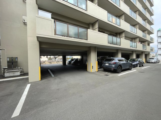 ファミール五日市中央の駐車場|駐車場（月額9000円/台）安全に離合できる十分なスペースがあります。