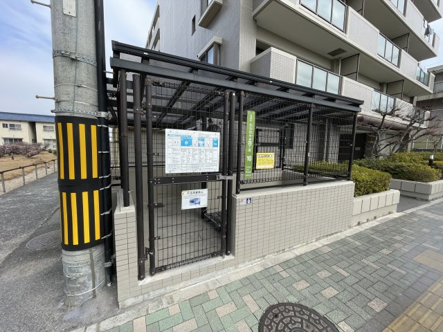 ファミール五日市中央のその他|野鳥被害防止の対策がされている敷地内ゴミ置き場。共用部の清掃も行き届いた日勤管理のマンションです。