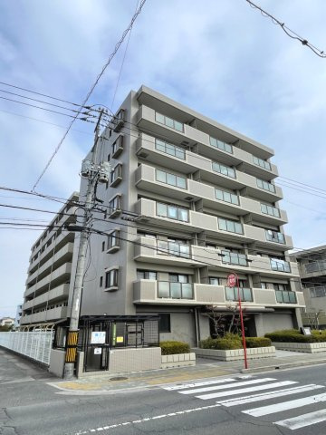 ファミール五日市中央の外観|「五日市中央公民館」バス停徒歩1分！徒歩でのお買い物も軽快な平坦地、生活利便施設が充実の立地です！