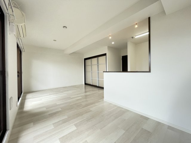 ファミール五日市中央の居間・リビング|リビング続きの洋室扉は半透明扉のため、閉めた場合も柔らかな光を拡散し、空間の圧迫感を軽減しています。