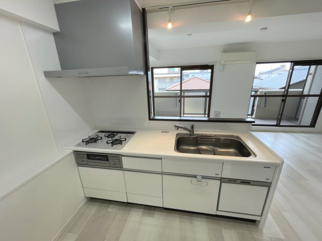 ファミール五日市中央のキッチン|リフォーム歴有。ハウスクリーニングしており清潔にお使いいただけます！調理中も会話がしやすく開放的です