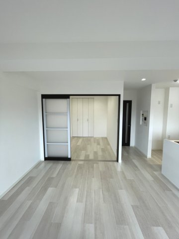 ファミール五日市中央の居間・リビング|安全性の高いフラットフロア。つまづきの心配がなく、掃除ロボットもスムーズです！