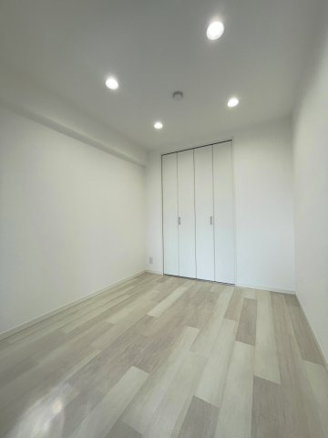 ファミール五日市中央の洋室|床続きのため視覚的な広さを感じられる洋室約4.5帖です。押入も棚付きのクローゼットに変更しています！