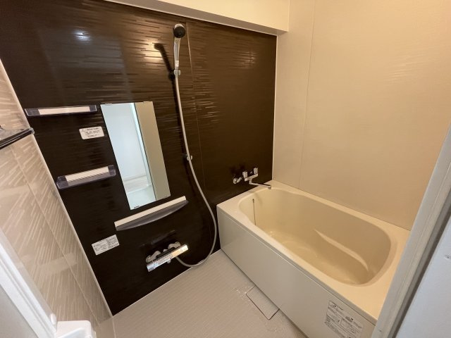 ファミール五日市中央の浴室|浴室はモダンな雰囲気。気になる部品等も交換済、掃除のしやすいシンプル設計できれいです。