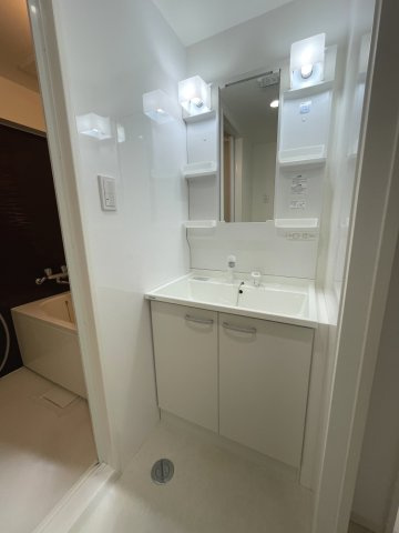 ファミール五日市中央の洗面所|水撥ねがしにくい洗面ボウルですっきり無駄のない洗面化粧台。もちろん、シャワー付きです。