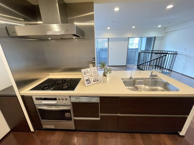 コンフォールヒルズ衣笠金閣寺道のキッチン|オーブン、食器洗浄乾燥機付き