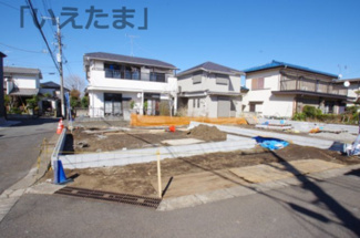 【前面道路含む現地写真】 | 【仲介手数料無料！！】日野市大坂上2丁目　新築戸建て（全2棟）2号棟　6699万円 | 2号棟は南西角地