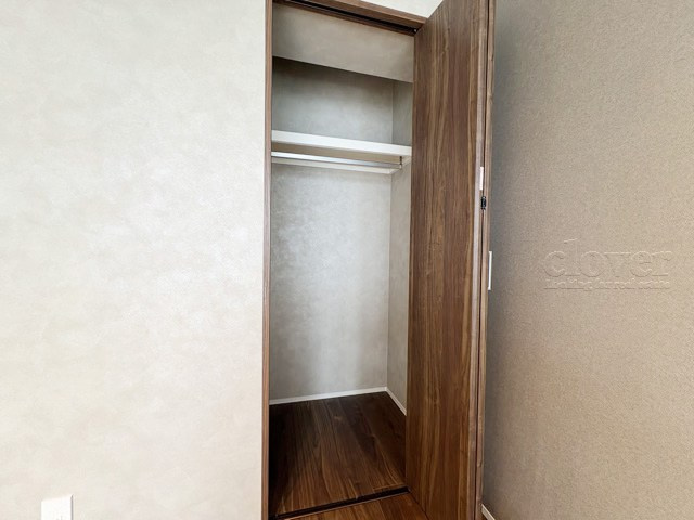 【収納】 | ハイネス大久保 | クローゼットはこのような形。お洋服だけでなく、羽毛布団や除湿器といった、いわゆる「季節モノ」もしまっておける広さがしっかりとれています。～即日のご見学可能～　お問合せはお気軽にどうぞ。