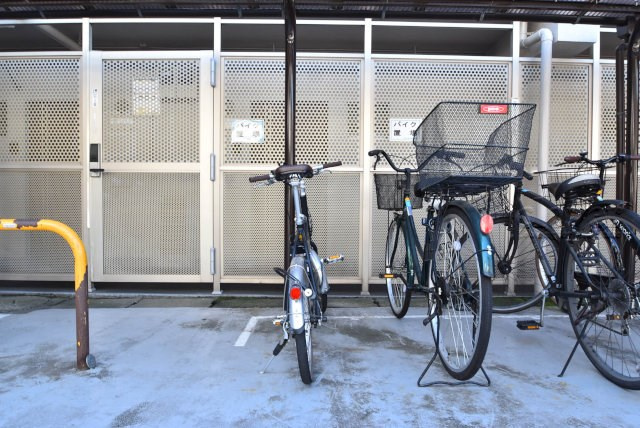 【駐車場】 | ハイネス大久保 | 屋根付きのバイク置き場。空きの有無や駐車料金、サイズおよび排気量規定などについては、改めてお問い合わせください。